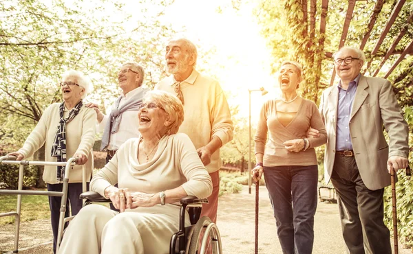 Grupa seniorów cieszy się aktywnym życiem na świeżym powietrzu