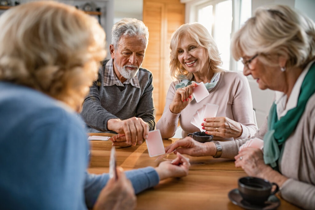 Seniorzy spędzają wspólnie czas – szczęśliwa, aktywna społeczność